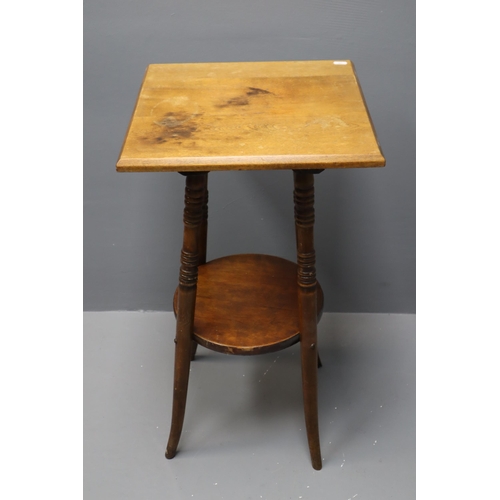 536 - Small occasional table with turned legs measures 29