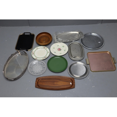 537 - A Selection of Various Serving Dishes and Bowls To Include Glass, Chrome, Wood and Ceramic