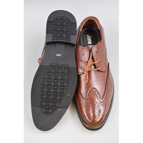 682 - Two Brand New Pairs of Mens Leather Shoes in Size 6.5 and 8 uk