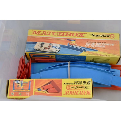 709 - Matchbox superfast to include 16 lengths of track, 6 curves, start/finish gate, track connectors and... 