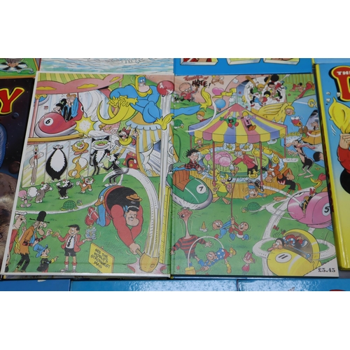 733 - A Large Selection of Vintage Annuals To Include Dandy, Beano, Topper, And More