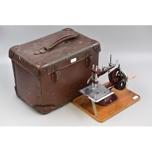 265 - Essex MK1 Miniature Sewing Machine (1946 to 1956) complete with Original Case