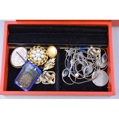 426 - Jewellery Box (hinge a/f) with a selection of unsorted contents