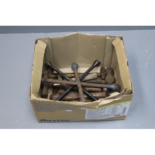 715 - Box Containing a Selection of 6 Metal Chisels, 6 Hammers and 2 Wheel Nut Spiders