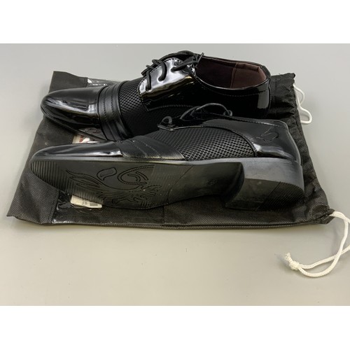 739A - Pair of New Men's Oxford Black Shoes (Size 45) 