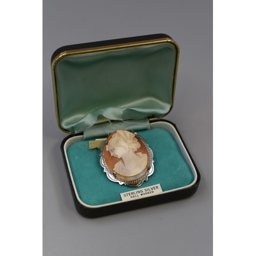 73 - A Hallmarked Ward Brothers Birmingham Silver Cameo Brooch, Circa 1972. In Presentation Box. Approx 5... 