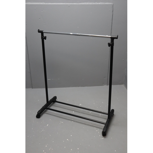 699 - Adjustable Clothes Rail Approx 39