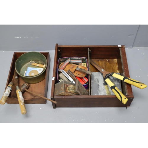 764 - Mixed Lot to include a Selection of Tools such as Knives, Extendable Hedge Trimmers, Collectable Vin... 