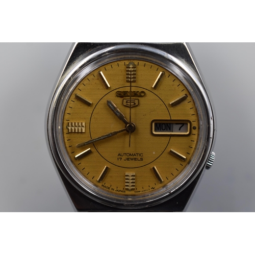 79 - Seiko 5 Mechanical 17 Jewels Gents Day / Date Watch (Working)