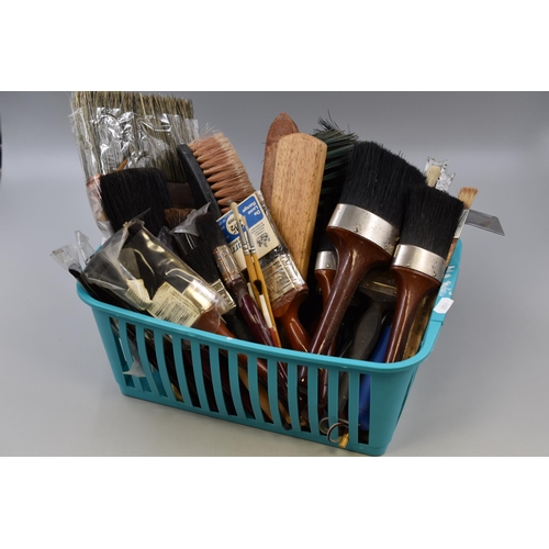 650 - Large Selection of Mainly Paintbrushes