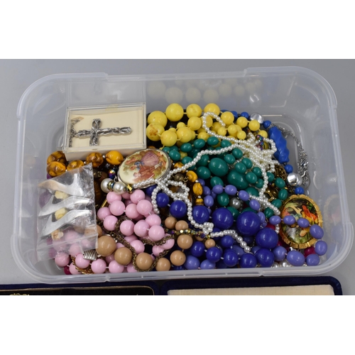 392 - A Selection of Designer Jewellery To Include Brooches, Beaded Necklaces, Cross Pendant and More