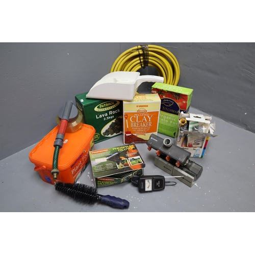 777 - Selection of gardening items to include various hose connectors, phostrogen dilutor, soil Ph meter, ... 