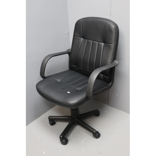 623 - Black wheeled adjustable office chair in good condition.