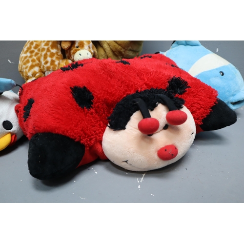 749 - A Selection of Five Soft Toys To Include Disney Tsum Tsum, Pug, Giraffe, And More