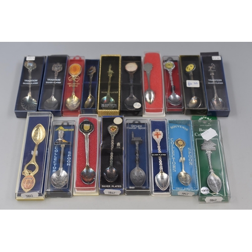 470 - Selection of 18 Silver Plated and Pewter Cased Collectors Spoons