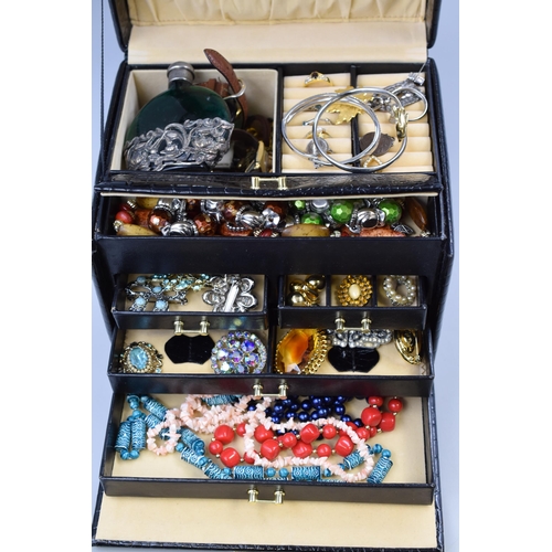 495 - Jewellery case Containing a Large Selection of Unsorted Jewellery (Weight 2.8kg)