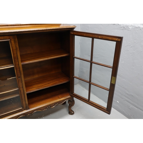 576 - A stunning vintage dark wood and veneer display cabinet in good condition. Approx 47