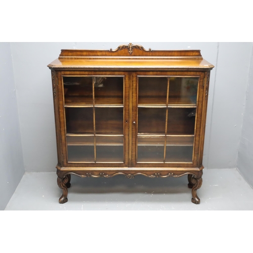 576 - A stunning vintage dark wood and veneer display cabinet in good condition. Approx 47