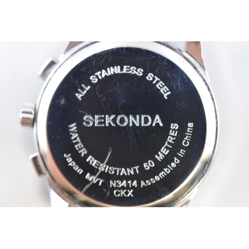 108 - A Gent's Sekonda 50 Metres Chronograph Watch, Working