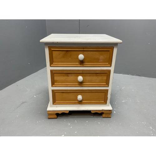 554A - Pine 3 Drawer Bedside Cabinet (21” x 18” x 15”)