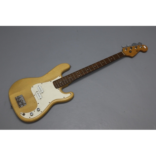 504 - Alba - Electric bass guitar Model: Precision. Color: Pine coloured. String amount: Four Fret amount:... 