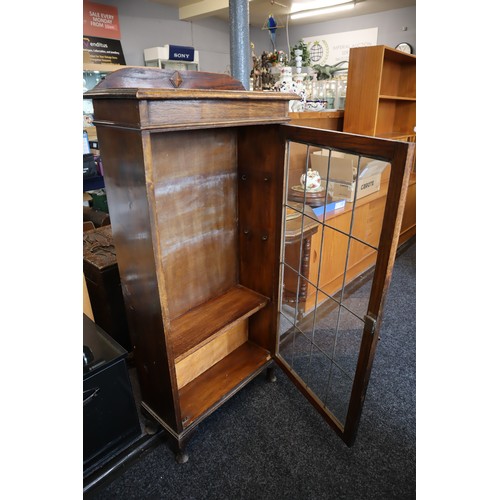 584 - Vintage darkwood display cabinet with leaded glass door lockable with key, measures 52