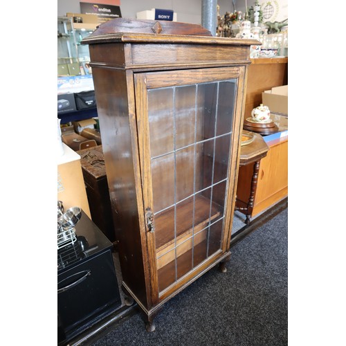 584 - Vintage darkwood display cabinet with leaded glass door lockable with key, measures 52