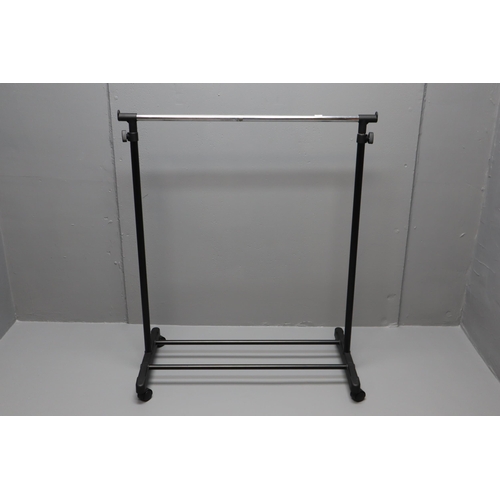 595 - Single Extendable Cloth Rail Approx 39