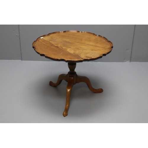 601 - Vintage Tilting Pie Crust Side Table (2ft Dia)