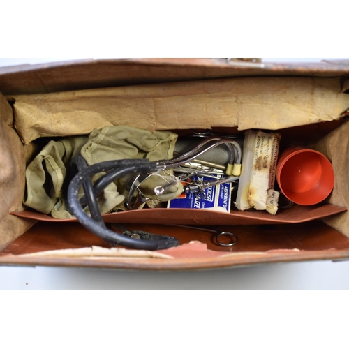 380 - A Leather Doctor's Briefcase, With A Selection of Medical Items (Stethoscope, Scissors, Syringe, And... 