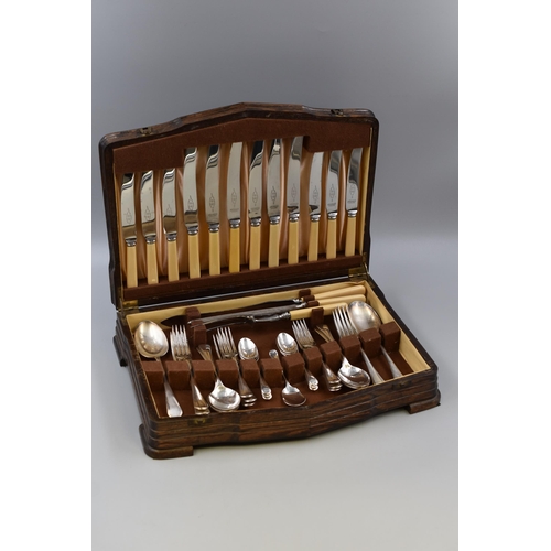 384 - A Forty-Two Piece Arthur Price Complete Canteen of Cutlery (Sets Six People)