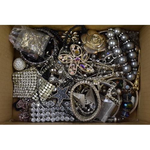 481 - Mixed Lot of Unsorted Jewellery to include Bracelets, Brooches, Necklaces and other