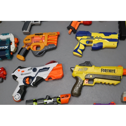 817 - A Large Selection of Nerf Guns And Ammo To Include Fortnite, Accustrike Falconfire, Modulus Recon MK... 