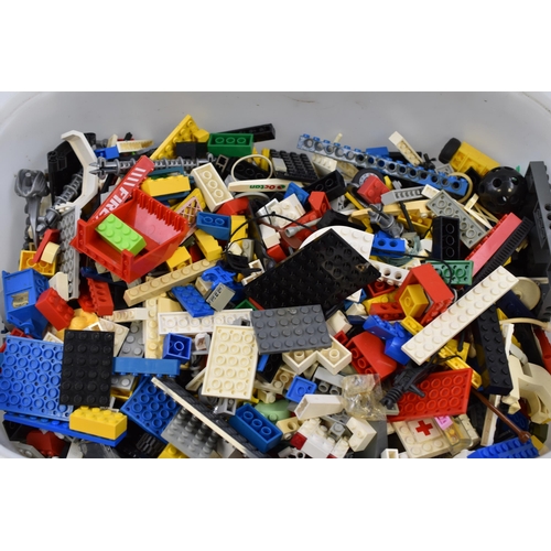 819 - A Large selection of Lego (4.9 kilograms.)