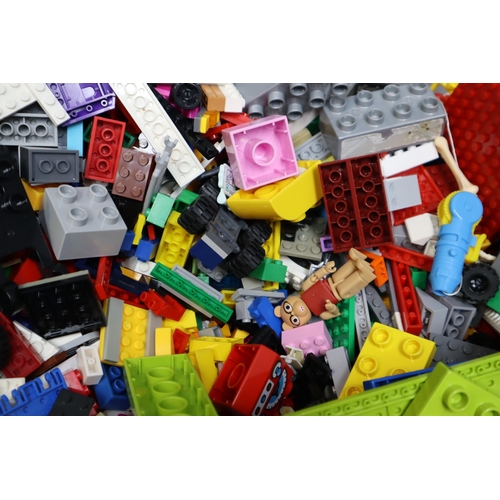 834 - A Large Selection of Mostly Unsorted Lego Pieces, Approx 9kg