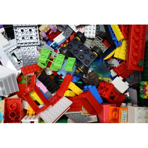 834 - A Large Selection of Mostly Unsorted Lego Pieces, Approx 9kg