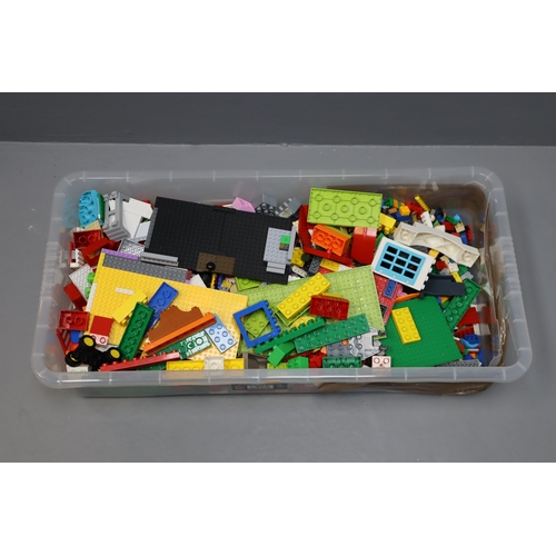 834 - A Large Selection of Mostly Unsorted Lego Pieces, Approx 9kg