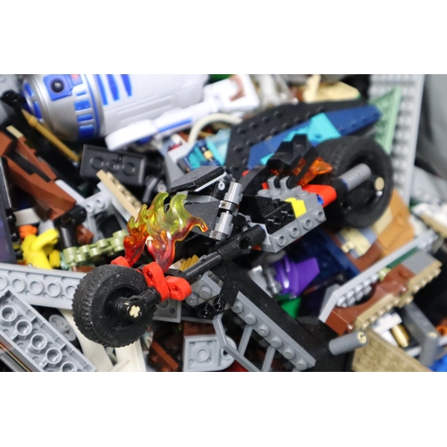 838 - Large mixed selection of Lego including: vehicles (9.7kilograms.)