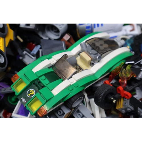 838 - Large mixed selection of Lego including: vehicles (9.7kilograms.)