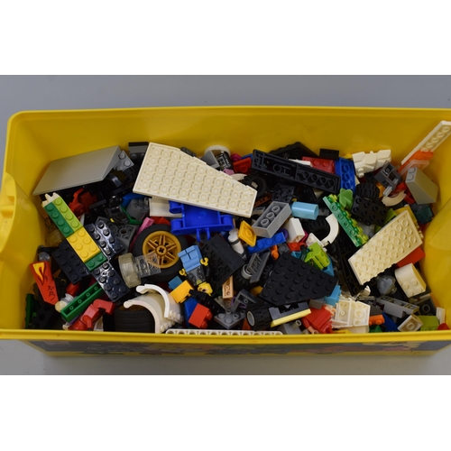 841 - Large selection of Lego in a yellow Lego Classic brick box (1.5 kilograms)