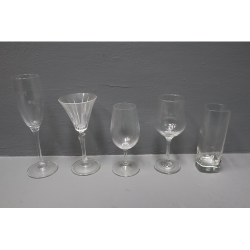 843 - Large selection of 46 glasses of various sizes including wine glasses & champagne flutes and hig... 