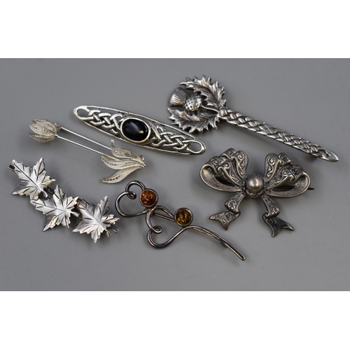 67 - Selection of 6 Vintage Brooches Including Silver