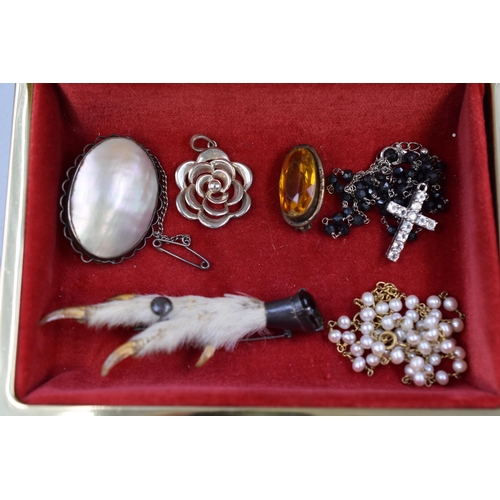 126 - Selection of Vintage Jewellery including Claw Brooch, Silver Pendant, Mother of Pearl Brooch, and mo... 