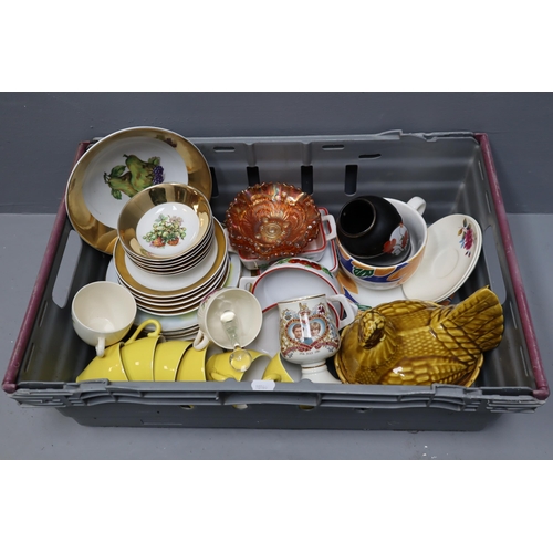 814 - Mixed selection of pottery and ceramics to include gold edged plates and bowls, egg holder, six yell... 