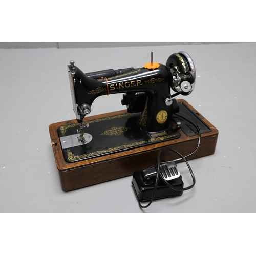 632 - Stunning Early Vintage Singer Sewing Machine with Light and Spare Items in a Nice Quality Wooden Car... 