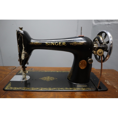 651 - Antique Singer Treadle Sewing Machine needs new belt but otherwise in stunning condition, Serial Num... 