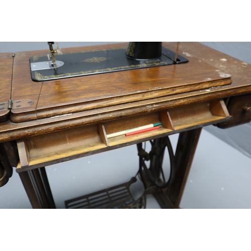 651 - Antique Singer Treadle Sewing Machine needs new belt but otherwise in stunning condition, Serial Num... 