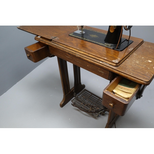 651 - Antique Singer Treadle Sewing Machine needs new belt but otherwise in stunning condition, Serial Num... 