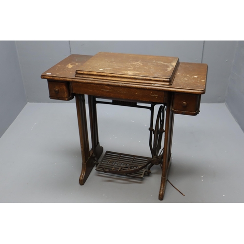 651 - Antique Singer Treadle Sewing Machine needs new belt but otherwise in stunning condition, Serial Num... 