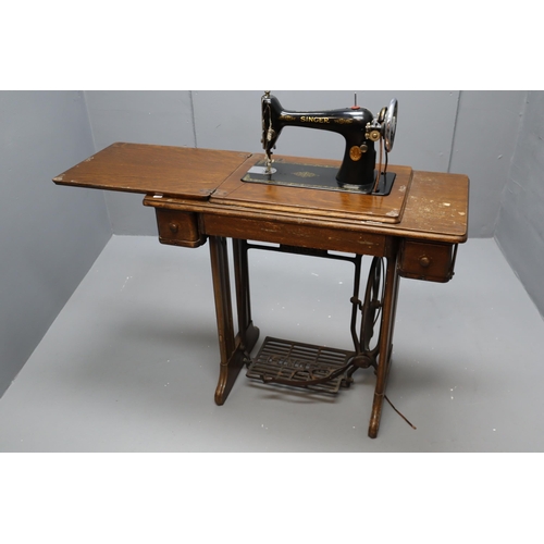 651 - Antique Singer Treadle Sewing Machine needs new belt but otherwise in stunning condition, Serial Num... 